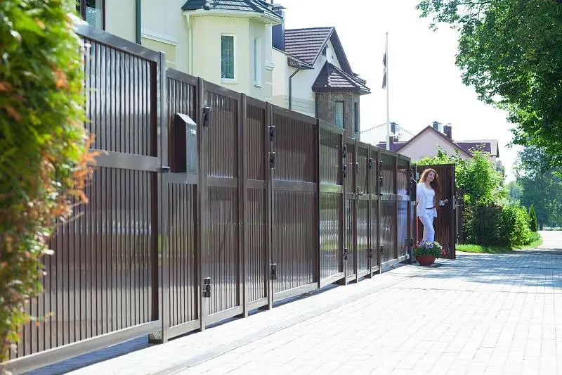 Распашные ворота с отдельно стоящей калиткой Распашные ворота с отдельно стоящей калиткой